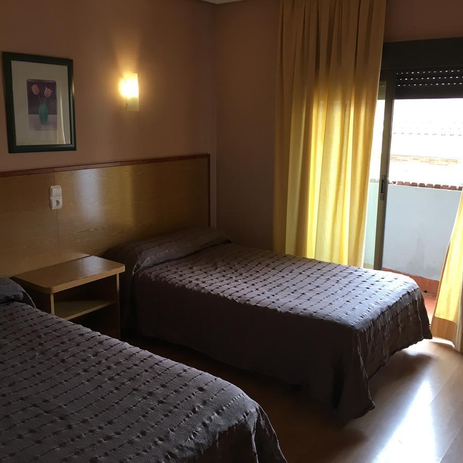 Hotel Avenida เลกาเนส ภายนอก รูปภาพ